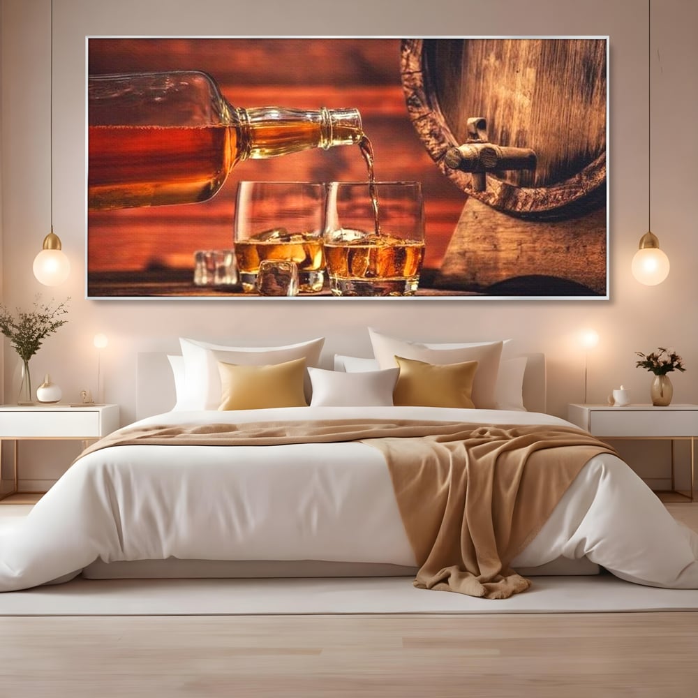 Tablou canvas cu tablou canvas cu whisky si butoi lemn, in rama de aluminiu argintiu, pe perete intr-un dormitor